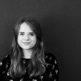 Foto/Protrait (monochrom) einer jungen Frau mit langen Haaren